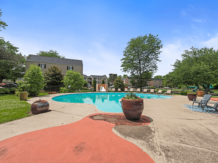 pool at Ardsley Ridge Apartments